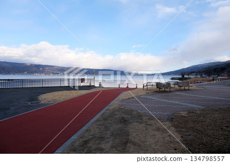 2025年2月，從岡谷市岡谷湖濱公園眺望諏訪湖（長野縣岡谷市） 134798557