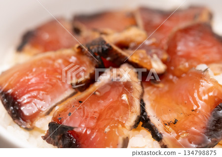 Image of marinated rice bowl with seared straw-grilled bonito Image of marinated rice bowl with seared straw-grilled bonito 134798875