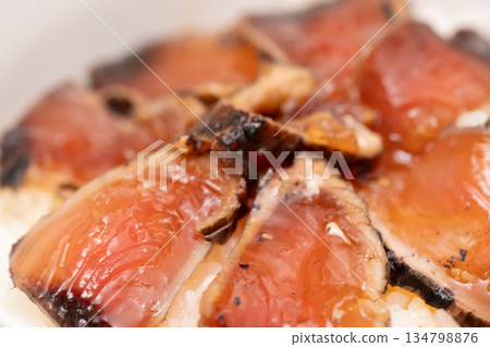 醃製米飯配炙烤稻草烤鰹魚的圖片 醃製米飯配炙烤稻草烤鰹魚的圖片 134798876