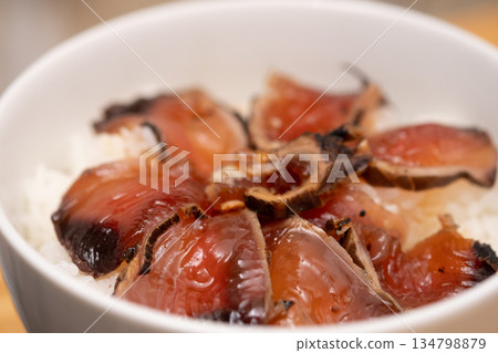 Image of marinated rice bowl with seared straw-grilled bonito Image of marinated rice bowl with seared straw-grilled bonito 134798879