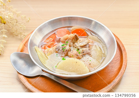 冬季蔬菜牛肉湯 134799356