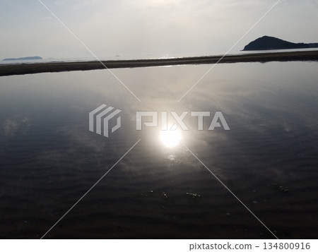 The sea reflecting the sun The sea reflecting the sun 134800916
