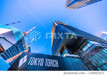 東京都市景觀新視角。東京火炬：位於大手町的巨型鋼結構建築，矗立在東京車站前，東京的門戶… 134801071
