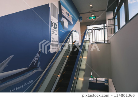 【關西國際機場】手扶梯和牆上印著的飛機照片 134801366
