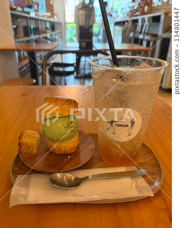 在藏前一家咖啡館裡,人們享用了冰淇淋司康三明治和汽水。 在藏前一家咖啡館裡,人們享用了冰淇淋司康三明治和汽水。 134801447