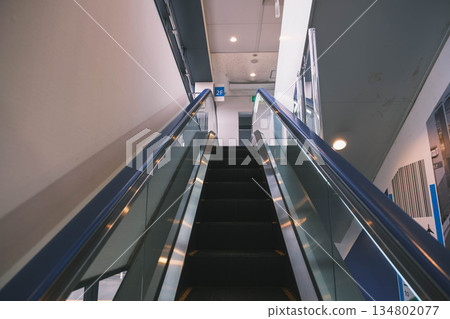 【關西國際機場】從下方拍攝的自動扶梯照片 134802077