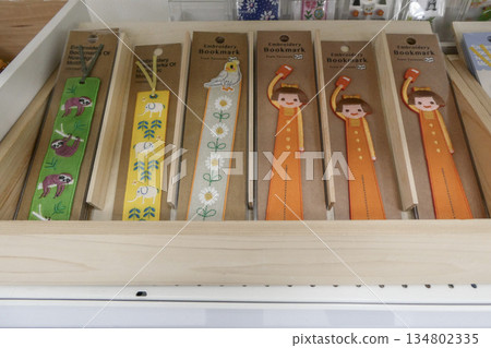色彩鮮豔又可愛的書籤,可以夾在你的書裡。 色彩鮮豔又可愛的書籤,可以夾在你的書裡。 134802335