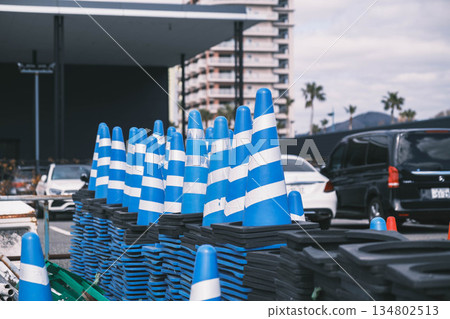 [Wakayama Marina City] A scene of blue traffic cones piled up 134802513