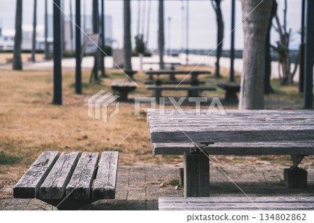 【和歌山濱海市】破舊的木桌椅 134802862