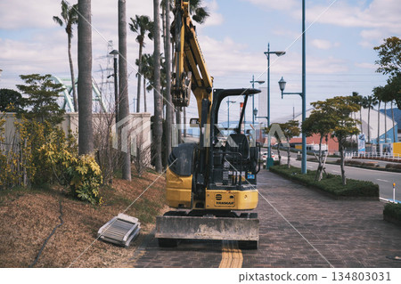 【和歌山濱海市】一輛推土機停在人行道上 134803031