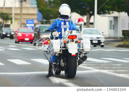 警用摩托車在路上行駛 警用摩托車在路上行駛 134803104
