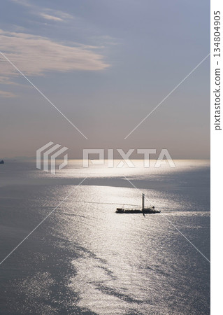 [Saikazaki Amalfi] The light of the setting sun illuminates the sea surface 134804905