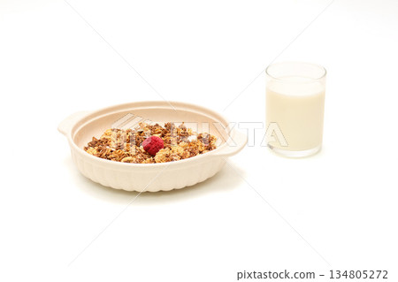 白色背景上的碗裡裝著什錦麥片 白色背景上的碗裡裝著什錦麥片 134805272
