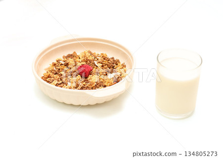 白色背景上的碗裡裝著什錦麥片 白色背景上的碗裡裝著什錦麥片 134805273
