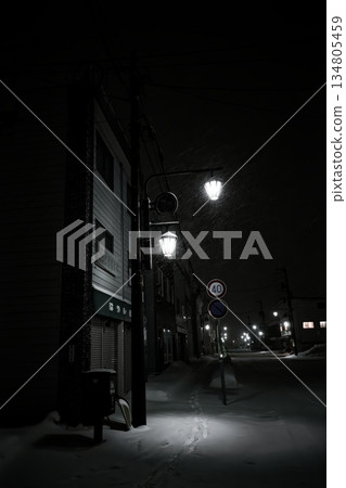 城市景觀在晚上與雪 城市景觀在晚上與雪 134805459