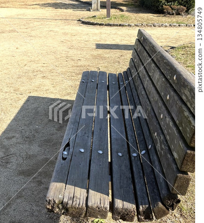 在沒有人的公園的長凳上 134805749