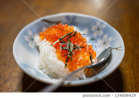 非常美味的日式迷你鮭魚籽碗 非常美味的日式迷你鮭魚籽碗 134806429