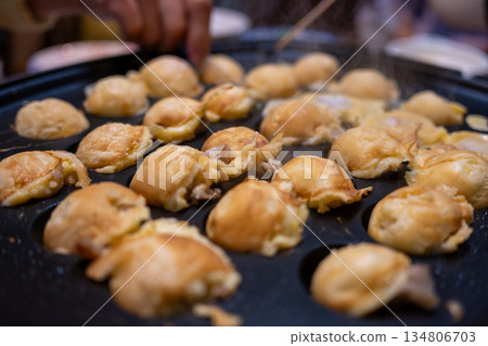 在典型的日本家庭舉辦的非常有趣的章魚燒派對 134806703