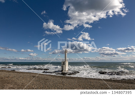 從大洗海岸的平太郎濱海灘眺望,可以看到路燈桿、波浪和白雲。 從大洗海岸的平太郎濱海灘眺望,可以看到路燈桿、波浪和白雲。 134807395