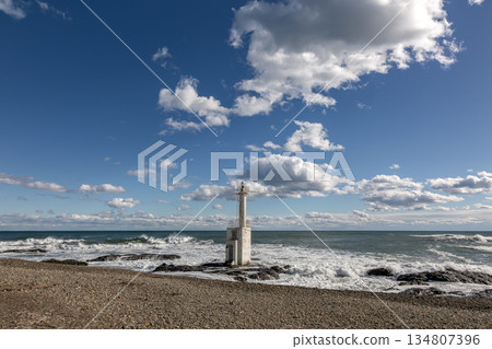 從大洗海岸的平太郎濱海灘眺望,可以看到路燈桿、波浪和白雲。 從大洗海岸的平太郎濱海灘眺望,可以看到路燈桿、波浪和白雲。 134807396