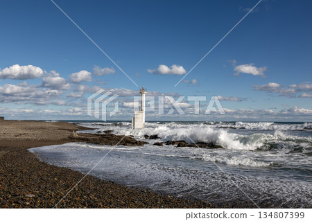 從大洗海岸的平太郎濱海灘眺望，可以看到路燈桿、波浪和白雲。 134807399