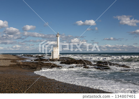 從大洗海岸的平太郎濱海灘眺望，可以看到路燈桿、波浪和白雲。 134807401