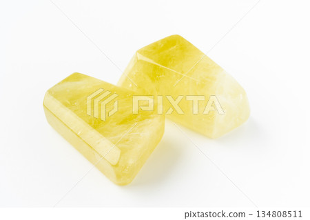 白色背景上的兩顆黃水晶原石 134808511
