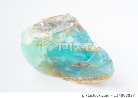 白色背景上的藍色蛋白石原石 134808887