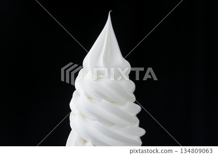 黑色背景上的香草軟冰淇淋漩渦 134809063