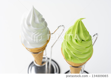 香草和抹茶口味的軟冰淇淋甜筒和金屬支架排列在白色背景上 香草和抹茶口味的軟冰淇淋甜筒和金屬支架排列在白色背景上 134809065