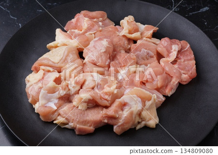 Domestic raw chicken thighs Domestic raw chicken thighs 134809080