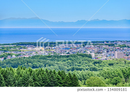 A view of the city and the Shiretoko mountain range from Mount Tento in Abashiri 134809181