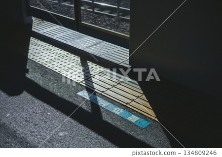 車站月台停靠點及登車指南。登車指南指示牌張貼於地面。 車站月台停靠點及登車指南。登車指南指示牌張貼於地面。 134809246