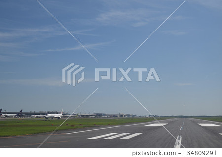 成田機場跑道和飛機 134809291