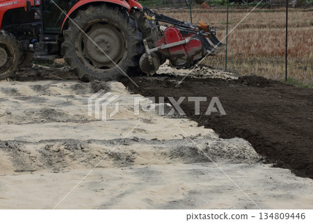 Preparing the soil for winter: Rice bran container 134809446