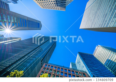 日本東京城市景觀：一線希望…年末的大手町。冬日晴朗的天空…面向未來的天空 = 2025年12月28日 134809709