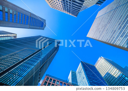 日本東京城市景觀：充滿希望的天空…年末的大手町。晴朗的冬日天空…藍天鋪展在天際 = 2025年12月28日 134809753