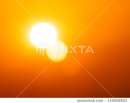 透過窗玻璃，可以看到橘色的雙日。 134809893