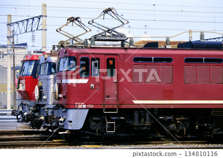 北九州貨運站（JR貨運）的電力機車排成一列 134810116