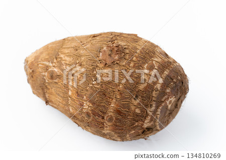 白色背景上的一個土下芋 134810269