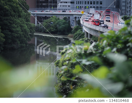 Metropolitan Expressway and the outer moat near Akasaka 134810468