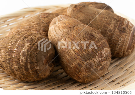 竹籃中芋頭(土下芋)的特寫 竹籃中芋頭(土下芋)的特寫 134810505