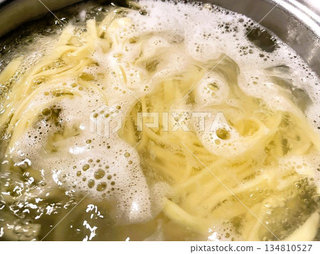 Boil fresh pasta (fettuccine) in plenty of water. 134810527