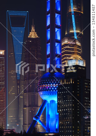 中國上海東方明珠塔的璀璨夜色 中國上海東方明珠塔的璀璨夜色 134811487