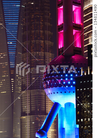 中國上海東方明珠塔的璀璨夜色 134811490