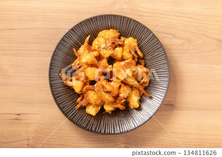 Garlic Crab with Spicy Sauce 134811626