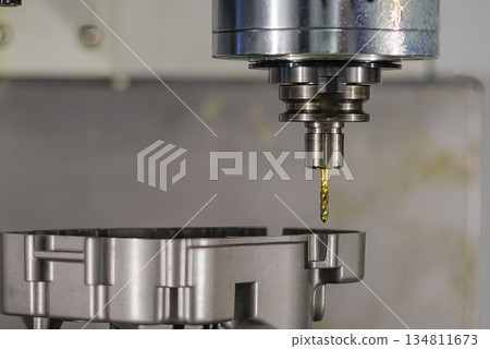The aluminum gear case parts tapping process on CNC milling machine with tapping holder. The aluminum gear case parts tapping process on CNC milling machine with tapping holder. 134811673