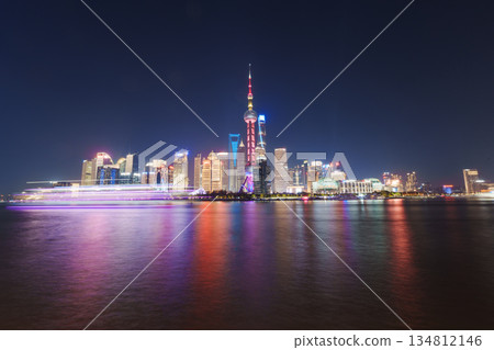 從上海外灘眺望浦東、陸家嘴和黃浦江璀璨的夜景。 134812146