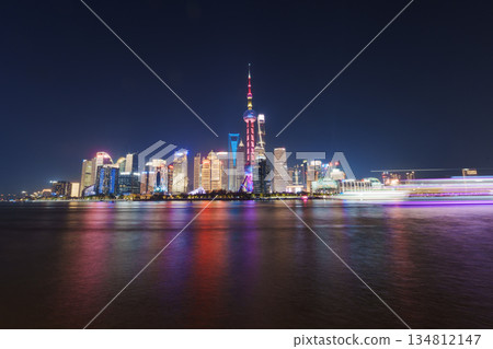 從上海外灘眺望浦東、陸家嘴和黃浦江璀璨的夜景。 從上海外灘眺望浦東、陸家嘴和黃浦江璀璨的夜景。 134812147