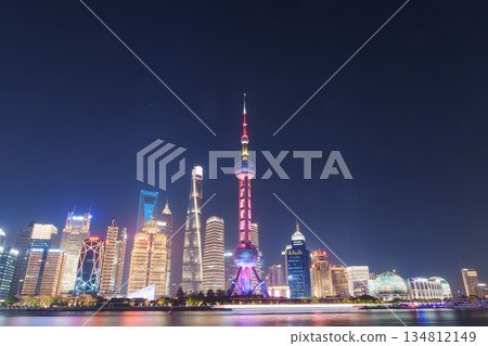 從上海外灘眺望浦東、陸家嘴和黃浦江璀璨的夜景。 134812149